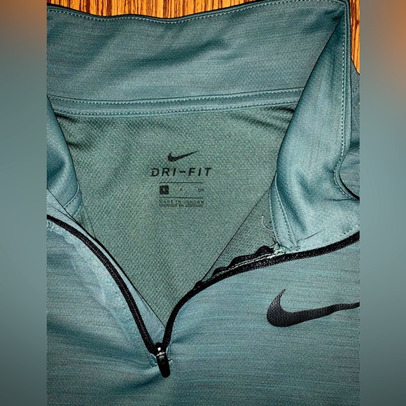 NIKE Lightweight Quarter Zip - Picture 3 of 3